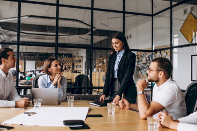 كيفية تعامل القائد مع أعضاء الاجتماع