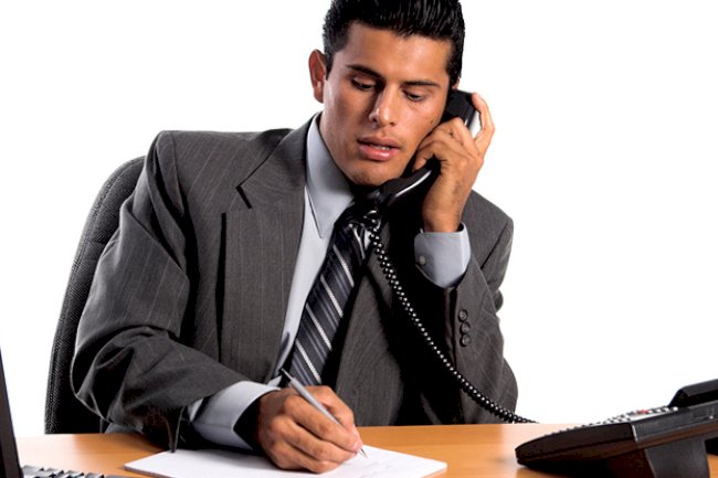 موظف استقبال أعطال الهاتف