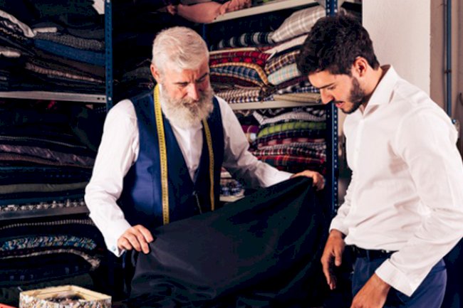 عامل تجميع منتجات نسيجية