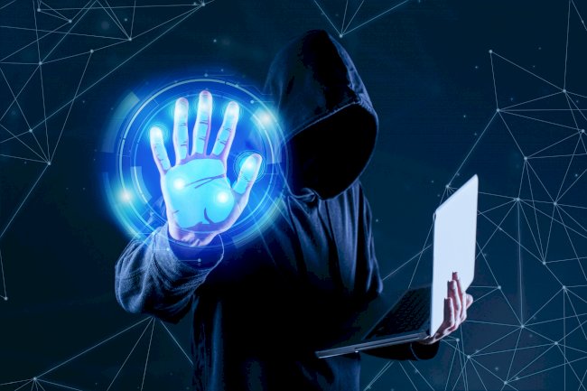 "الهاكر: العبقري الخفي بين الحماية والاختراق"